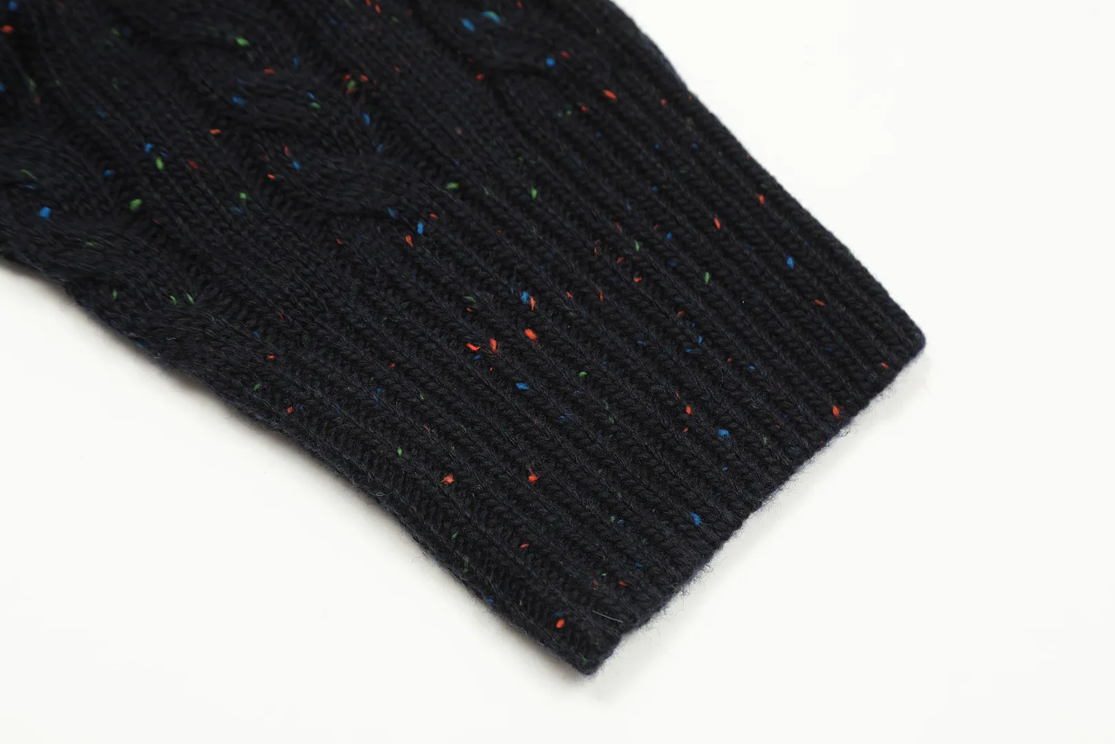 P230 Top quality" Style number: DS018# [Ralph Lauren wool blended pony embroidered logo twist knitted cardigan] ✅Ralph Lauren gradient multi-color dot versatile knitted cardigan jacket for all seasons ✅15% Merino cotton wool 85% wool blend Customized laser buttons Clean and clear texture ✅ZP quality 1:1 version Scan the code to enter the GF website Counter quality ✅Detailed quality The only one in Guangzhou Imported quality wool, focusing on high-end, cost-effective, good quality needless to say ✅The version is restored to the original order, the maximum size can be worn up to 150 pounds, loose, comfortable and stress-free ✅The upper body is simple and easy to match, a must-have for goddess ootd. Good-looking clothes are never picky. A must-have in the goddess's wardrobe. Size: S-L Color: Navy blue, light blue, off-white, leather pink, Christmas red